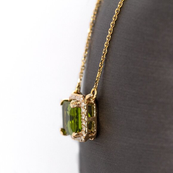 2.34cts Peridot Necklace in 14K Solid Gold with Natural Diamond Halo - Picture 6 of 9